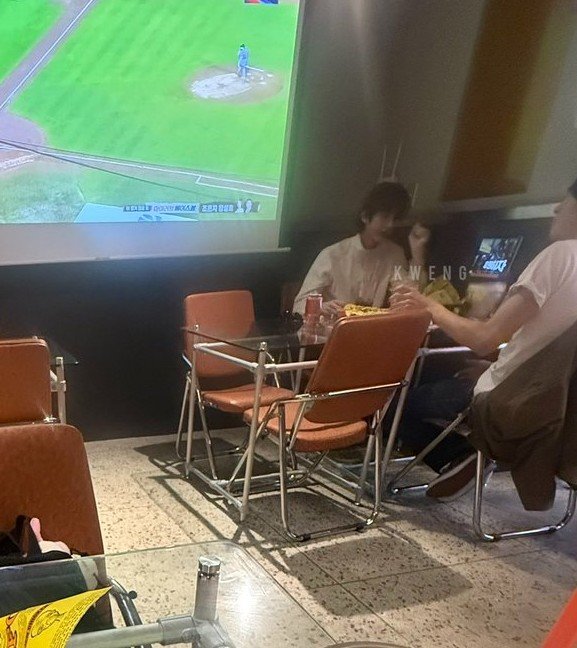 keonhoonaegi's tweet photo. i just feel so happy knowing keonho and juhoon never stopped going on their cute little dates even after debuting. knowing how hectic the idol life is, it's nice to see that they could still enjoy each other's company the same way they did from their predebut up to now 🥹💕 https://t.co/aygvLPU7Lm