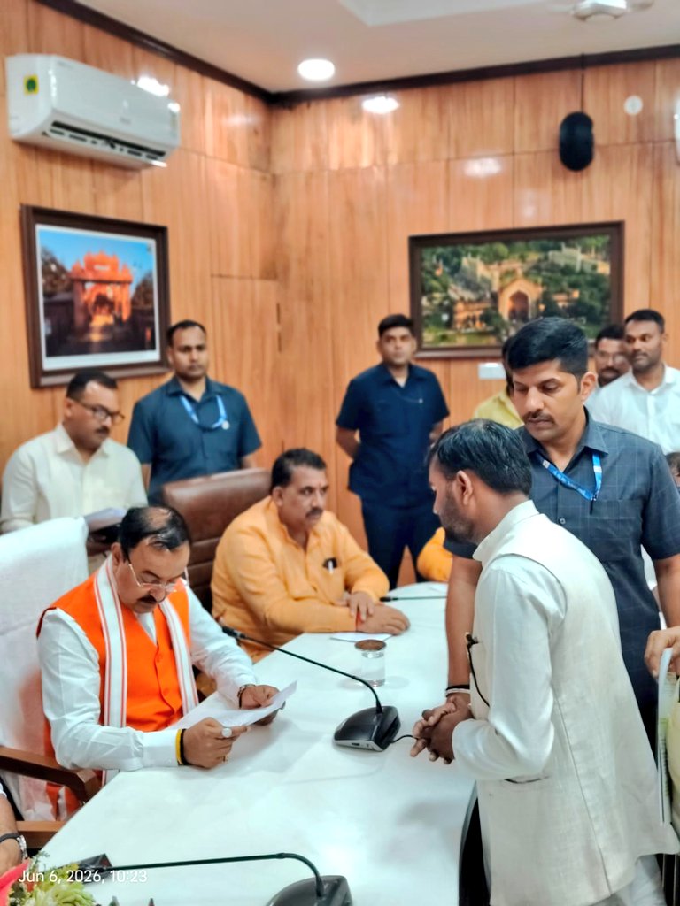 Pardeepjaisw's tweet photo. आज जनपद प्रयागराज मे उत्तर प्रदेश सरकार के लोकप्रिय उपमुख्यमंत्री माननीय केशव प्रसाद मौर्य जी से शिष्टाचार भेंट एवं आशीर्वाद प्राप्त किया! @kpmaurya1 @myogiadityanath @narendramodi @BJP4India https://t.co/vbZ5yJoSzm
