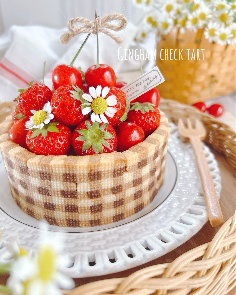 kiminchi33's tweet photo. ギンガムチェックのタルト🍓🍒

いちご×さくらんぼ
今だけのコラボ
やっぱり可愛い♡ https://t.co/iYYgH74pyA