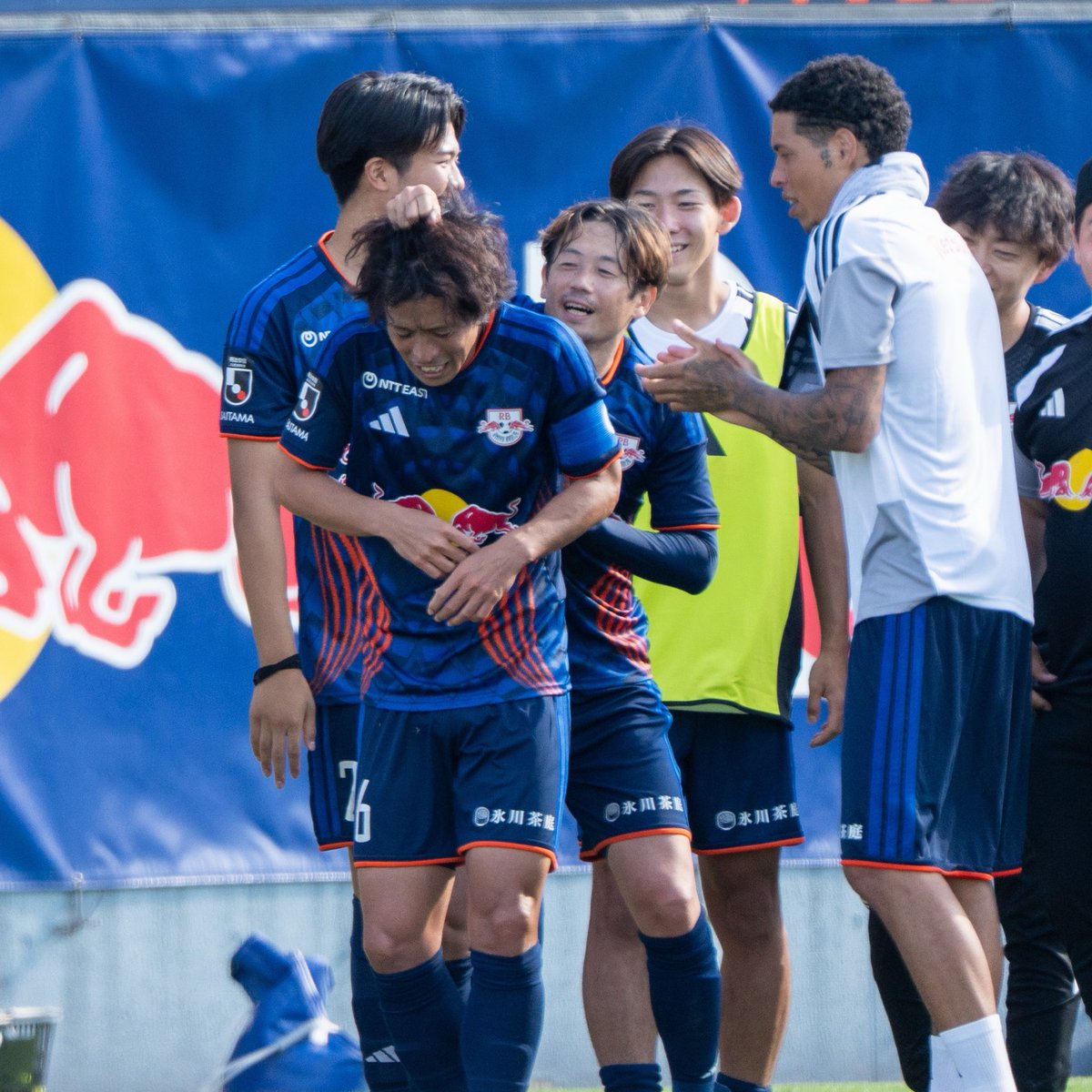 sa0830's tweet photo. ふたりでポカスカやっててほっこりした気持ちになりました。仲良いね。

#ardija
#RB大宮アルディージャ
#石川俊輝
#和田拓也 https://t.co/TtThw2mdxg