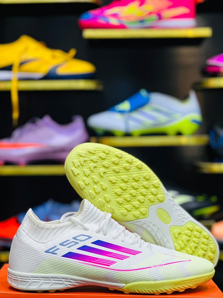 Waspapping_'s tweet photo. Giveaway! Giveaway 

Quote this tweet with a reply

The quote with zero engagement, in the next 24hrs gets one of our Original Adidas football boots 

Good luck.👍🏻 https://t.co/jzoII3g4L2
