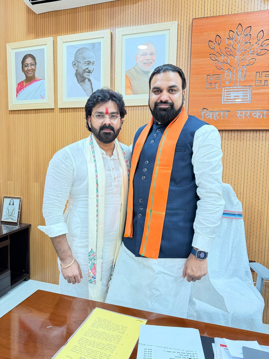 PawanSingh909's tweet photo. आज भारतीय जनता पार्टी के प्रदेश कार्यालय एवं एक अणे मार्ग, पटना में बिहार विधान परिषद द्विवार्षिक चुनाव-2026 हेतु उम्मीदवारों की घोषणा के उपरांत बिहार के यशस्वी मुख्यमंत्री आदरणीय श्री सम्राट चौधरी जी, माननीय प्रदेश अध्यक्ष श्री संजय सरावगी जी तथा माननीय संगठन महामंत्री श्री भीखू भाई दलसानिया जी से शिष्टाचार भेंट कर उनका स्नेहिल आशीर्वाद एवं मार्गदर्शन प्राप्त करने का सौभाग्य मिला।

इस अवसर पर संगठन की विचारधारा, आगामी चुनावी रणनीति तथा भाजपा को और अधिक सशक्त बनाकर जन-जन तक पहुँचाने के संकल्प पर सार्थक चर्चा हुई।

भारतीय जनता पार्टी के सिद्धांतों एवं जनसेवा के संकल्प को लेकर मैं पूर्ण निष्ठा के साथ संगठन द्वारा दिए गए प्रत्येक दायित्व का निर्वहन करने हेतु प्रतिबद्ध हूँ।

#BJP #Bihar #VidhanParishadElection2026 #PawanSingh