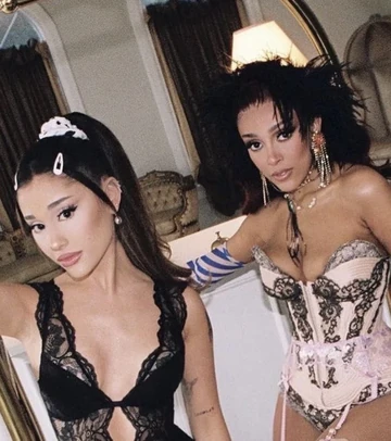 NorthChartsData's tweet photo. Ariana Grande has surpassed Doja Cat to become the sixth most streamed artist in the North.

Current Top:
1 RAYE - 8.167B
2 Lana Del Rey - 3.442B
3 Elodie - 2.574B 
4 Marina - 2.302B
5 Dua Lipa - 2.256B
6 Ariana Grande - 1.418B
7 Doja Cat - 1.417B
8 ADÉLA - 1.253B https://t.co/5aR2SvppOQ