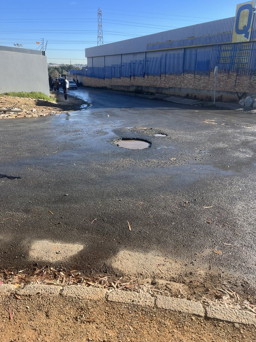 freetose's tweet photo. @JHBWater @MyJRA water leaks at Cnr 10th Road and 4th Avenue Kew Industrial. https://t.co/Qf9nMjH2kT