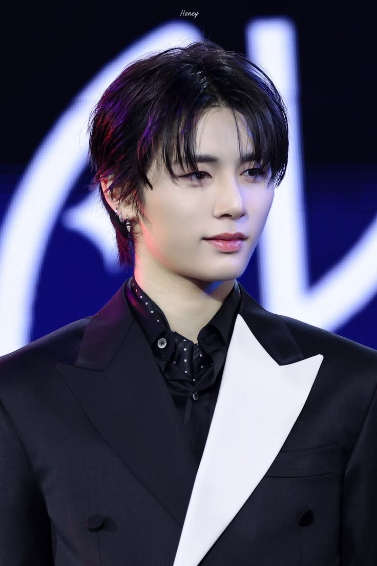 Hantaesfan's tweet photo. @gaeuleh @suvngho @wintrr @TheCreamoire Ia melihat kearah depan dan sedikit tersenyum melihat beberapa orang ikut menangis “Crumbies semua aman ga? Kalau ga aman, boleh tolong siapin tisu lagi karena kita masih ada sesi berikutnya untuk speech dari Bakeries kita. Yang belum siap ayo kita pegang tangan erat-erat supaya— https://t.co/2qD6ZycNHa