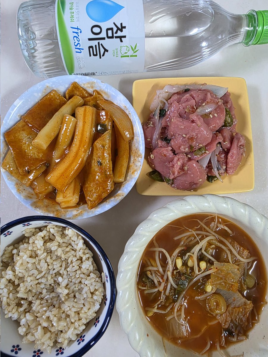 eateatgood's tweet photo. 김치콩나물국 엄마표떡볶이 분홍소시지볶음 https://t.co/XVd9WJ3zEh