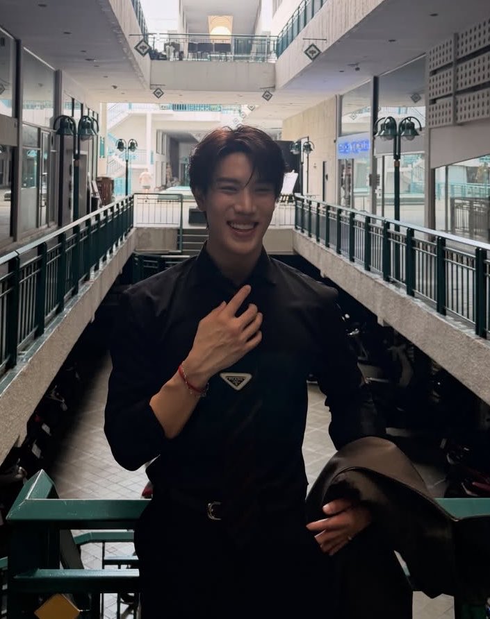 JinJihoonn's tweet photo. ยิ้มเหมือนกันจริง สงสัยสาเหตุการยิ้มจะมาจากที่เดียวกัน https://t.co/vGKCfkx3FY