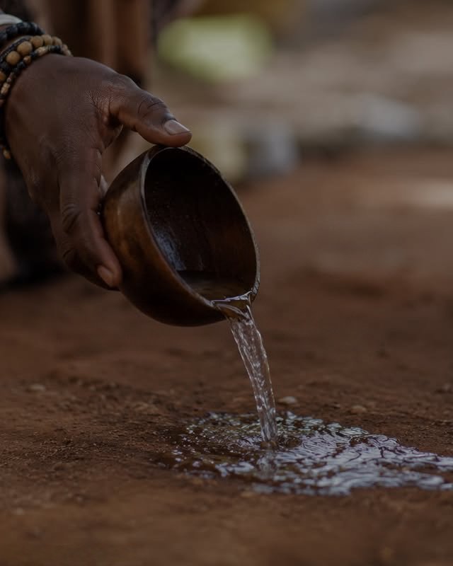 ErckoShakur's tweet photo. LA LIBATION

Pourquoi cette pratique est présente dans tant de traditions ancestrales ?

Qu'est-ce qu'une libation ?

La libation est un acte ancestral qui consiste à verser une offrande liquide directement sur la terre afin d'honorer les ancêtres, 

⬇️ https://t.co/fh8tRUqFxh