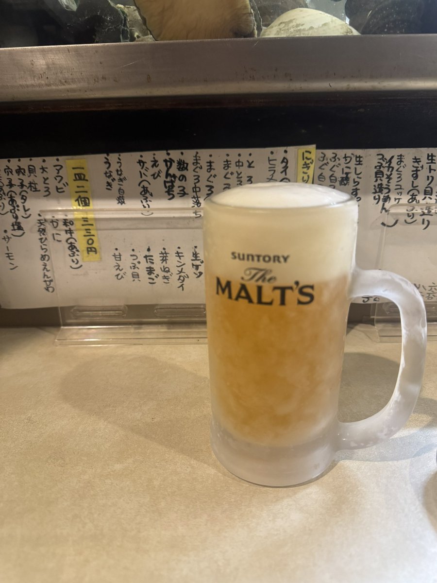 Talbidum's tweet photo. まあ、たまにはいいよね。
キンキンに冷えたビールと寿司。 https://t.co/JoURbibXyn