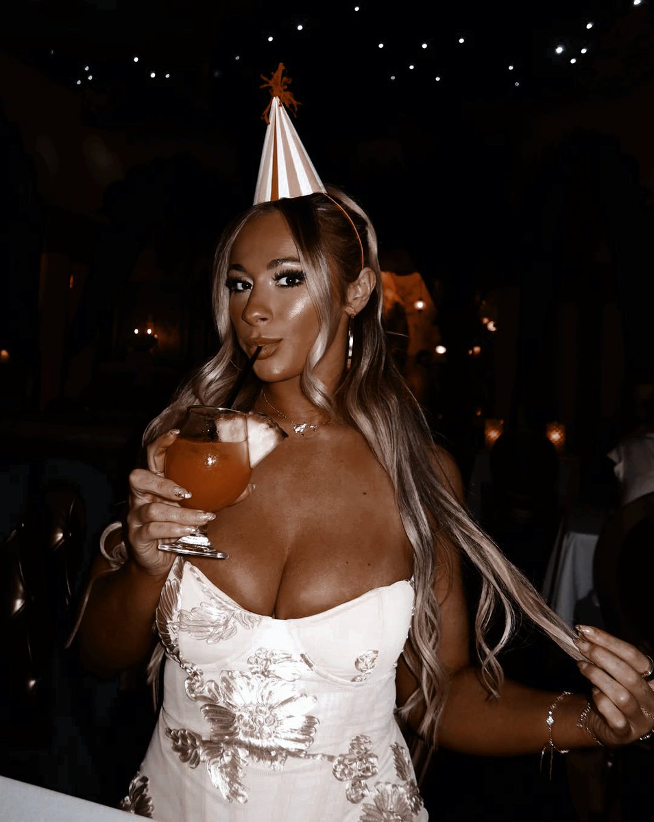 MEGAG0DDESS's tweet photo. Oh and also since it'd been so long, here's a few pics from the birthday files a few days ago https://t.co/HkxNcB414M