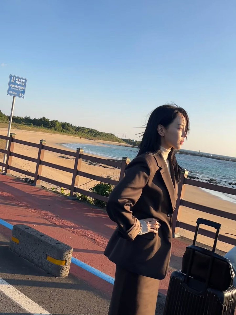 hnaesun's tweet photo. My time filming Filing for Love in Jeju felt nothing short of magical. While the sea and the gentle melody of the waves brought me so much peace, it was the golden-orange glow of the sunrise that truly captured my heart the most. https://t.co/M42ZbYx8qH