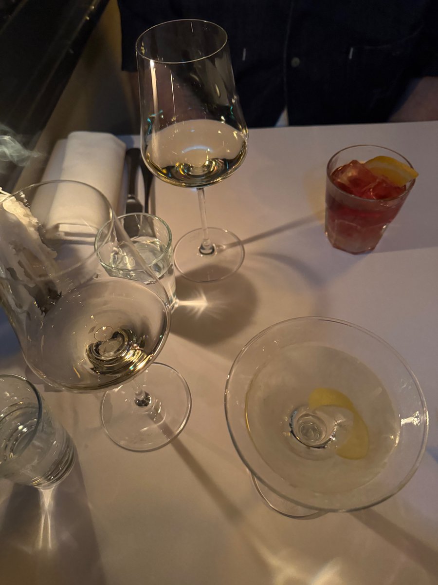 Rileyrose______'s tweet photo. Dry, gin, with a twist is the only way. https://t.co/iwx8cFmweH