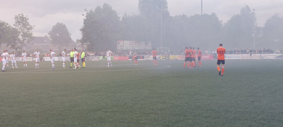 dsv61's tweet photo. We gaan beginnen aan de beslissingswedstrijd DSV'61 - FC Ommen 🧡🖤 https://t.co/Jh2m8C8adu