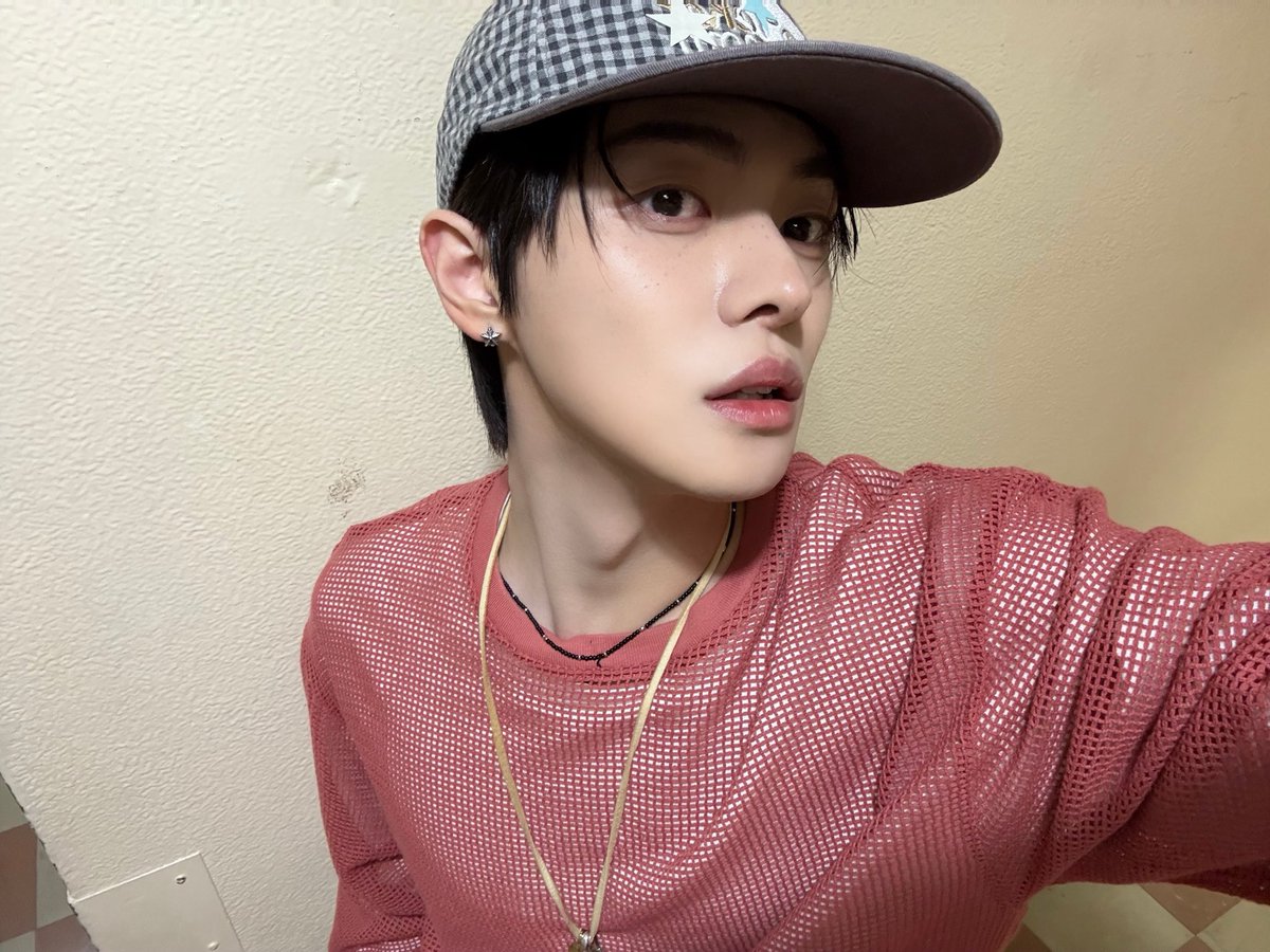 ILEELEOO's tweet photo. Looking like a premium piece of salmon nor sushi but somehow serving model-off-duty at the same time. The cap made everything ten times cooler, the fit grew on me instantly, and now I can’t stop looking at these selcas. Proof that confidence is always the best accessory. https://t.co/2tx2H3BuFz