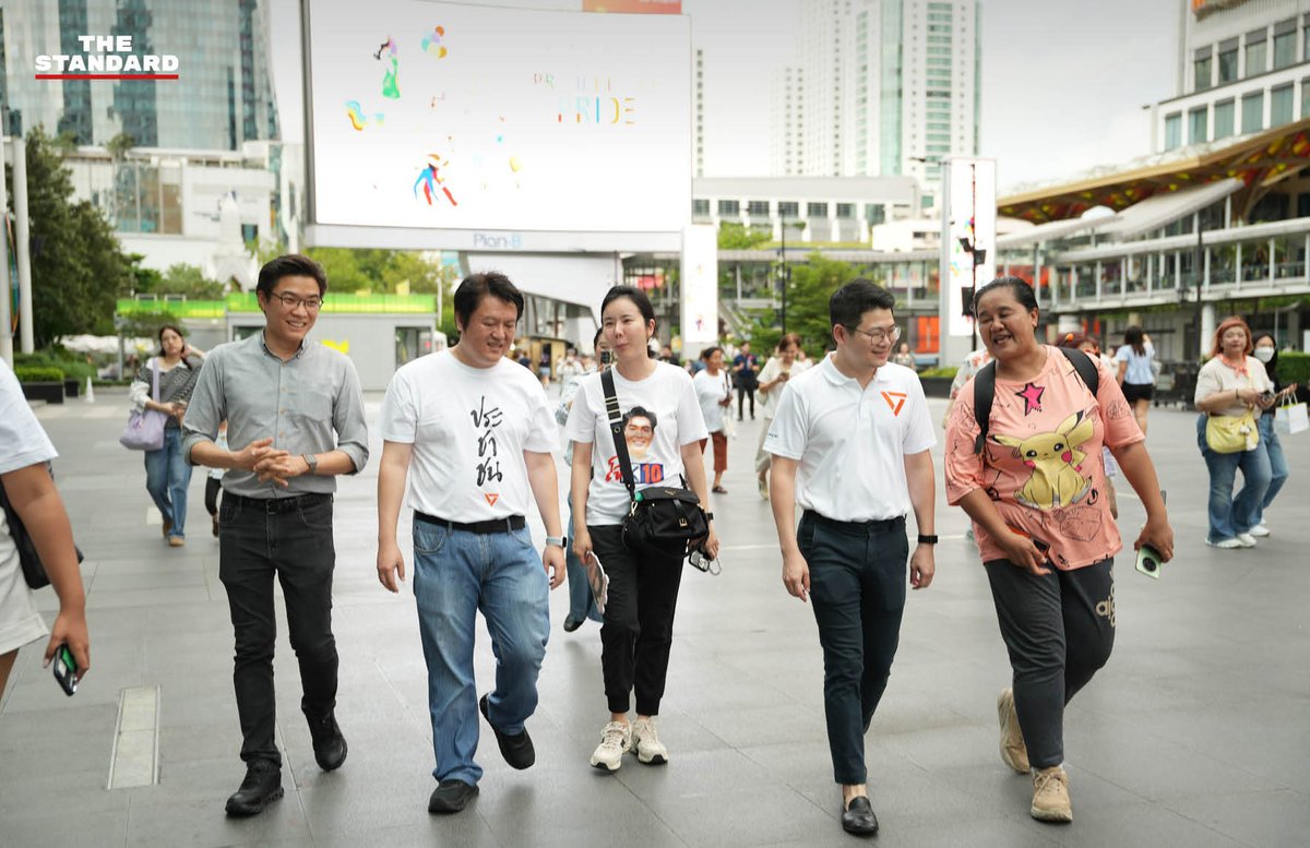thestandardth's tweet photo. 'ชัยวัฒน์' ลงพื้นที่ปทุมวัน เสนอถ่ายโอนอำนาจจราจรสู่ กทม. ชูนโยบายเชื่อมระบบ AI ตัดแต้มจราจร แก้ปัญหารถติดเชิงโครงสร้าง

วันนี้ (6 มิถุนายน) ชัยวัฒน์ สถาวรวิจิตร ผู้สมัครรับเลือกตั้งผู้ว่าราชการกรุงเทพมหานคร พรรคประชาชน หมายเลข 10 พร้อมด้วย อัญชิสา โรจนยุกตานนท์ ผู้สมัครสมาชิกสภากรุงเทพมหานคร (ส.ก.) เขตปทุมวัน หมายเลข 4 พรรคประชาชน ได้ลงพื้นที่รณรงค์หาเสียงย่านปทุมวัน เพื่อพบปะพนักงานออฟฟิศ ร้านค้า และประชาชน พร้อมทั้งนำเสนอนโยบายการแก้ไขปัญหาเมืองหลวงสำหรับการเลือกตั้งผู้ว่าฯ กทม. และ ส.ก. ที่กำลังจะเกิดขึ้นในวันที่ 28 มิถุนายน 2569

ชัยวัฒน์เปิดเผยว่า ย่านปทุมวันถือเป็นศูนย์กลางทางเศรษฐกิจและการท่องเที่ยวใจกลางเมืองหลวงที่มีความหนาแน่นของประชากรสูง ส่งผลให้ประสบปัญหาการจราจรติดขัดอย่างต่อเนื่อง ซึ่งที่ผ่านมาแม้กรุงเทพมหานครจะเคยนำร่องโครงการ ราชประสงค์โมเดล เพื่อจัดระเบียบการจราจร แต่ในทางปฏิบัติยังพบว่าไม่มีความยืดหยุ่นและยังมีการฝ่าฝืนกฎจราจรอย่างแพร่หลาย

โดยระบบกล้องวงจรปิดในพื้นที่ตรวจพบการกระทำผิดกฎจราจรสูงกว่า 100,000 กรณีต่อปี และพบผู้กระทำผิดซ้ำสูงสุดถึง 32 ครั้งต่อเดือน สะท้อนให้เห็นถึงความล้มเหลวในระบบการบังคับใช้กฎหมายจราจรของกรุงเทพมหานคร

ข้อมูลสถิติระบุว่า ประชาชนชาวกรุงเทพมหานครต้องสูญเสียเวลาไปกับปัญหาการจราจรติดขัดเฉลี่ยสูงถึง 72 นาทีต่อวัน ซึ่งส่งผลกระทบโดยตรงต่อคุณภาพชีวิต พรรคประชาชนจึงตั้งเป้าหมายที่จะเข้าไปแก้ไขปัญหารถติดที่โครงสร้าง เพื่อแปรเปลี่ยนให้กรุงเทพมหานครเป็นเมืองที่เดินทางได้ง่ายขึ้น

หากได้รับความไว้วางใจจากภาคประชาชน พรรคประชาชนมีแนวทางในการยกระดับการบังคับใช้กฎหมายจราจรผ่านมาตรการเชิงรุก

⚈ บูรณาการระบบกล้อง AI: นำข้อมูลการกระทำความผิดรายกรณีจากกล้องวงจรปิดอัจฉริยะ (AI) เชื่อมโยงเข้ากับระบบออกใบสั่งและระบบตัดแต้มใบอนุญาตขับขี่ของสำนักงานตำรวจแห่งชาติ

⚈ มาตรการขั้นเด็ดขาดกับรถสาธารณะ: เชื่อมต่อข้อมูลกับกรมการขนส่งทางบกเพื่อดำเนินมาตรการตัดแต้มและยกเลิกใบอนุญาตขับขี่สาธารณะสำหรับผู้กระทำผิดซ้ำ

⚈ ผลักดันการแก้ไขกฎหมายระดับชาติ: เดินหน้าทำงานร่วมกับการเมืองระดับชาติเพื่อขับเคลื่อนการแก้ไขกฎหมายในระดับพระราชบัญญัติ (พ.ร.บ.) และผลักดันการถ่ายโอนอำนาจการบริหารจัดการจราจรจากส่วนกลางมาสู่กรุงเทพมหานคร เพื่อให้ท้องถิ่นมีอำนาจเบ็ดเสร็จในการแก้ไขปัญหา

ชัยวัฒน์กล่าวทิ้งท้ายว่า ปัญหาการจราจรเป็นโจทย์สำคัญที่ถูกหยิบยกขึ้นมาพูดถึงในทุกการเลือกตั้ง ซึ่งการจะแก้ไขปัญหาดังกล่าวให้ประสบความสำเร็จจำเป็นต้องทำงานร่วมกันในรูปแบบฟูลทีม

โดยในครั้งนี้พรรคประชาชนมีความพร้อมทั้งในส่วนของทีมบริหาร และผู้สมัคร ส.ก. ครบทั้ง 50 เขต ที่มีความเข้าใจสภาพปัญหาในระดับพื้นที่อย่างแท้จริง มุ่งมั่นที่จะยกระดับคุณภาพชีวิตและขับเคลื่อนกรุงเทพมหานครให้เป็นเมืองที่ใส่ใจประชาชนทุกคน

#ผู้ว่ากทม #เลือกตั้งผู้ว่ากทม #TheStandardBkkElection2026