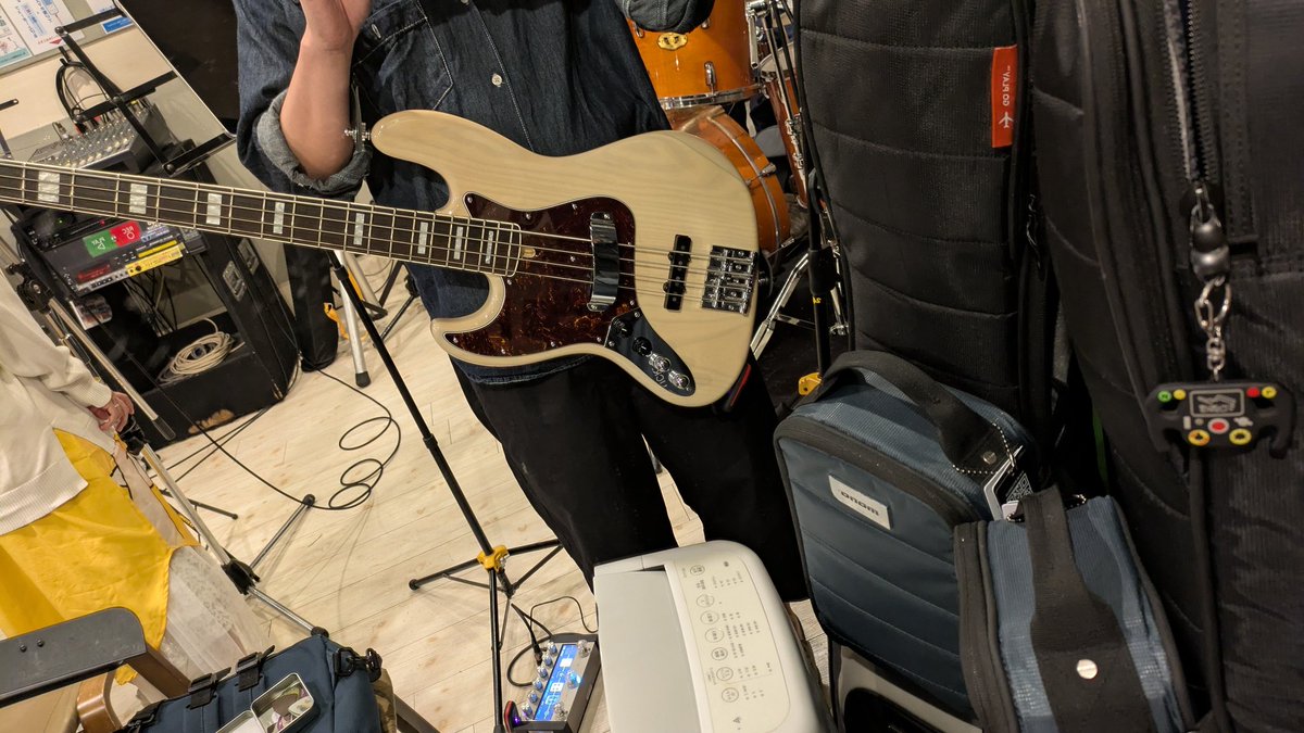you_bass's tweet photo. ハロプロバンドのスタジオでした
過去一ベースのポジション高い(ワイ比)けど、もっと高くするかも

はじめてピックアップフェンスをつけてみたけど、スラップ下手くそすぎて効果なんもわからん()
ESPのフェンスつけるとめっちゃESP感が出るな？ https://t.co/aQ4ZtwVWdG