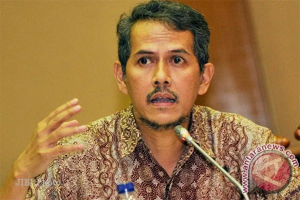 dimarsasongko98's tweet photo. Di 2014, Anggito Abimanyu ketahuan menjiplak tulisan orang lain, lalu menerbitkannya di Kompas dengan namanya sendiri.

Dia mengakui sendiri: "Saya khilaf."

Akibatnya: mundur sebagai dosen UGM. Selesai. Karier akademiknya runtuh karena satu hal sederhana , tidak bisa menjaga integritas tulisannya sendiri.

Sebelas tahun kemudian, 2025, orang yang sama dilantik Presiden Prabowo sebagai Ketua Dewan Komisioner Lembaga Penjamin Simpanan , lembaga yang tugasnya menjaga uang simpanan rakyat Indonesia.

Bukan uang sedikit. 
LPS menjamin simpanan di lebih dari 1.700 bank. Nilainya ratusan triliun rupiah. 
Milik rakyat biasa yang naruh uangnya di bank sambil percaya sistemnya aman.

Pertanyaannya bukan soal hukum. 

Pertanyaannya soal standar: 

kalau menjaga integritas satu tulisan opini saja tidak bisa, kenapa yang dipilih untuk menjaga uang simpanan rakyat adalah orang yang sama?