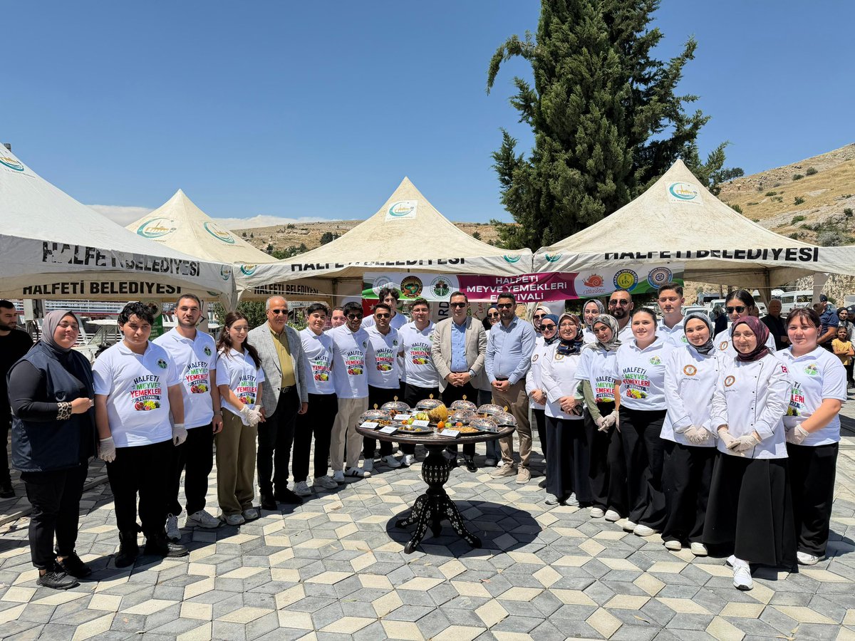 halfetikm's tweet photo. 📍 Halfeti Meyve Yemekleri Festivali 

Halfeti’nin yöresel lezzetlerini ve zengin mutfak kültürünü tanıtmak amacıyla düzenlenen Meyve Yemekleri Festivali, Kaymakamımız Sayın Sinan KORKMAZ ve vatandaşlarımızın yoğun katılımıyla gerçekleştirildi.

Erik tavası, yenidünya kebabı, soğan kebabı, kavun dolması ve birbirinden özel yöresel tatların sergilendiği festivalde, ilçemizin gastronomi değerleri ziyaretçilerle buluştu.

Emeği geçen herkese ve katılım sağlayan vatandaşlarımıza teşekkür ederiz.