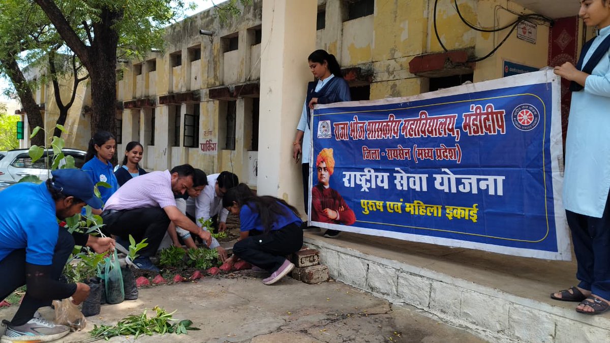 RBGC_NSS's tweet photo. @RBGC_NSS जिला रायसेन की राष्ट्रीय सेवा योजना इकाई द्वारा 5 जून को विश्व पर्यावरण दिवस के अवसर पर वृक्षारोपण किया गया  एवं "पर्यावरण से प्लास्टिक के दुष्प्रभाव" विषय पर पोस्टर बनाए गए। 
#MPNSS
#JoinNSS 
#BUNSS
#nssraisen https://t.co/oNgEtHROb3