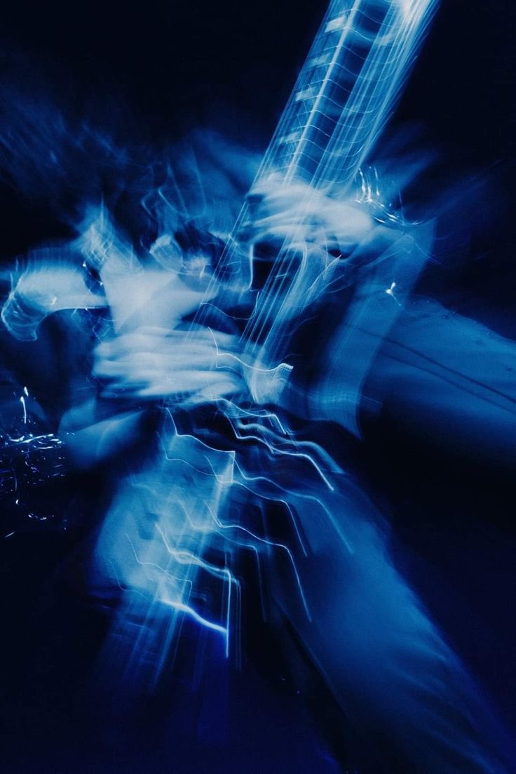 bedazzlingyou's tweet photo. me describing this perfume : indigo BLUE HOUR lights ✨ https://t.co/npzC6VqTox