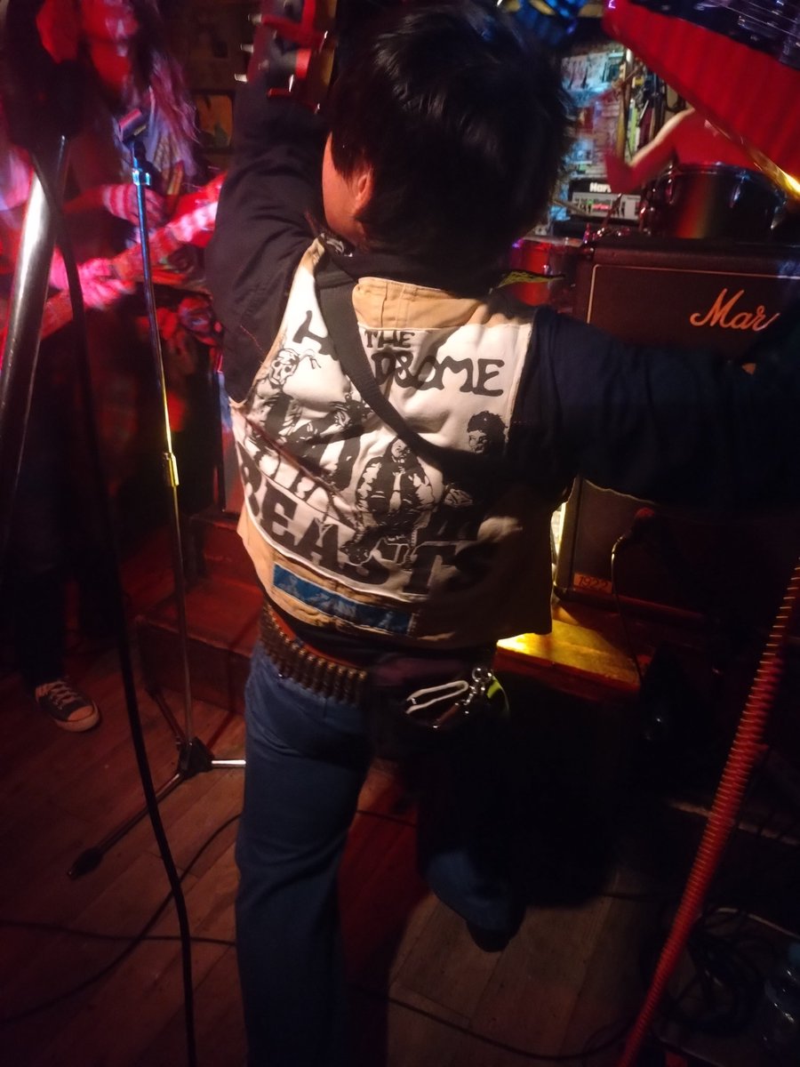 KxKxDORAID's tweet photo. Xiamen&amp;The Lifestyles
メタリックD-Beatなのに背中がTHE HANDSOME BEASTS！世界一渋い背中

久しぶりのウメさんとの対バン叶わず残念ですが最高でした https://t.co/6SWhVhpL0y