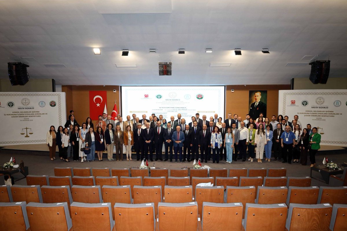 adanasanodasi's tweet photo. Güncel Gelişmeler Işığında İş Hukukuna İlişkin Uygulama Sorunları ve Çözüm Önerileri Sempozyumu tamamlandı.
Yargıtay Başkanlığı, Çukurova Üniversitesi, Ankara Yıldırım Beyazıt Üniversitesi ve Adana Barosu iş birliğinde, Odamız ev sahipliğinde düzenlenen “Güncel Gelişmeler Işığında İş Hukukuna İlişkin Uygulama Sorunları ve Çözüm Önerileri Sempozyumu” başarıyla tamamlandı.
İki gün boyunca gerçekleştirilen beş oturumda; iş hukukundaki güncel gelişmeler, uygulamada karşılaşılan sorunlar ve çözüm önerileri, yargı, akademi ve iş dünyasının değerli temsilcilerinin katkılarıyla kapsamlı şekilde değerlendirildi.
Bilgi ve deneyimlerini paylaşarak sempozyuma katkı sunan tüm konuşmacılarımıza, katılımcılarımıza ve paydaş kurumlarımıza teşekkür ediyor, sempozyumun çalışma hayatına ve hukuk dünyasına önemli katkılar sağlamasını diliyoruz.