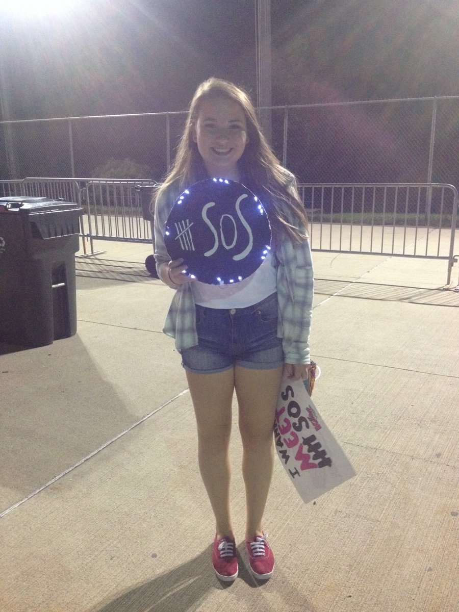 purebredkat's tweet photo. this is who was really in the crowd last night for 5sos https://t.co/dwMCgj41kK