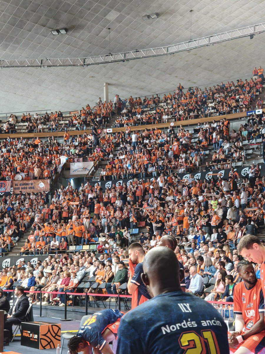 bloqueociego's tweet photo. ¡Esto es una auténtica caldera! 🔥 Las aficiones ya juegan su partido en la grada del Coliseum. Ruido, bufandas al viento y ambientazo espectacular para llevar en volandas a los suyos. ¡Vaya lujo de Final Four! 📣🏀
#F4PrimeraFEB https://t.co/H2deJUyAIe