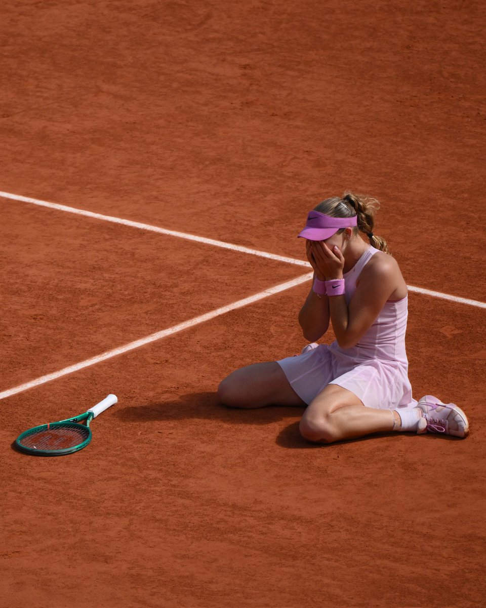 TheTennisLetter's tweet photo. 2004: 17-year-old Maria Sharapova wins her first Grand Slam title at Wimbledon

2026: 19-year-old Mirra Andreeva wins her first Grand Slam title at Roland Garros

Parallels.

💚🧡 https://t.co/O4BaCx9Ct8