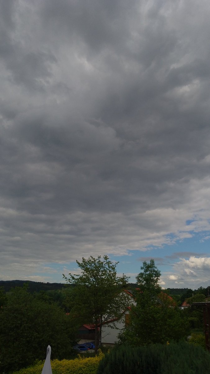 MeteoSynop's tweet photo. Bardzo słaby opad przelotny.

Nowa Ruda, 17:00:
ww=80🌧️⩾7/8-Cb cal i tow.(2/8); Ac cugen; Ci (Cʟ = 3, Cᴍ = 6, Cʜ = 1)
temperatura: 20,2°C
temp. pkt. rosy: 10,9°C
wiatr 80°(E)o prędkości 3 m/s
widzialność: ⩾50 km
ciśnienie zredukowane: 1016,6 hPa (-0,2 hPa/3h)

@MeteoprognozaPL https://t.co/Jvsdmasn9f