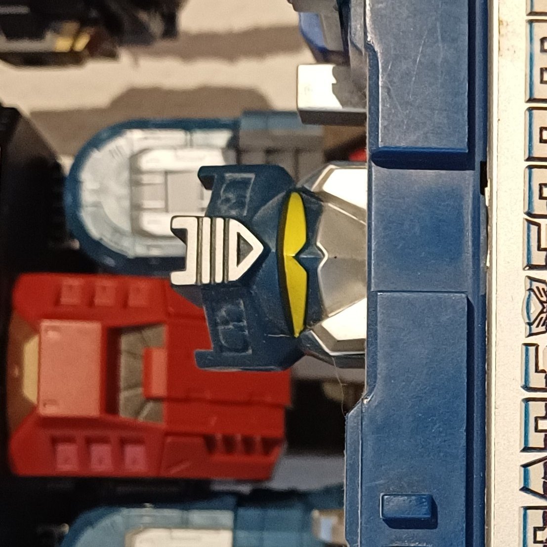 DiaBraveSid's tweet photo. So, how old were you when you realised Soundwave has a pause button and a play button molded into his head crest?

More obvious on the tape player where it is painted, but the same detailing is on G1, MP et al https://t.co/ZtvPGPyqU9