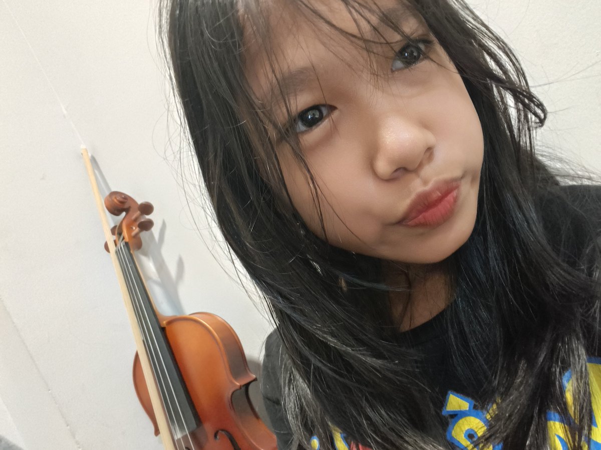 Capricon50's tweet photo. Bergaya dulu sebelum les 🎻 dimulai..#narcis#😁 https://t.co/L6u46PG3J6