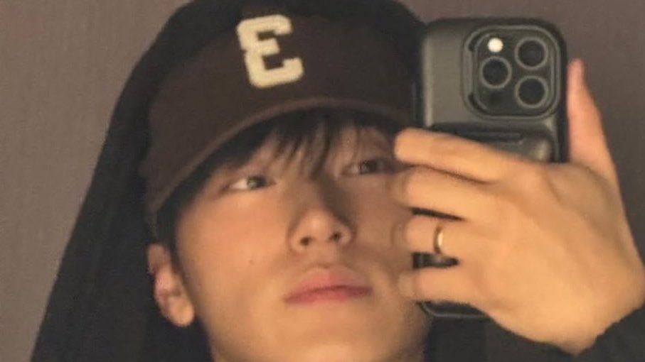 heartinsani's tweet photo. i love it when insta user choi3an who is :3 all the time wears his 3 cap like thats so personal https://t.co/2JWM4GEdar