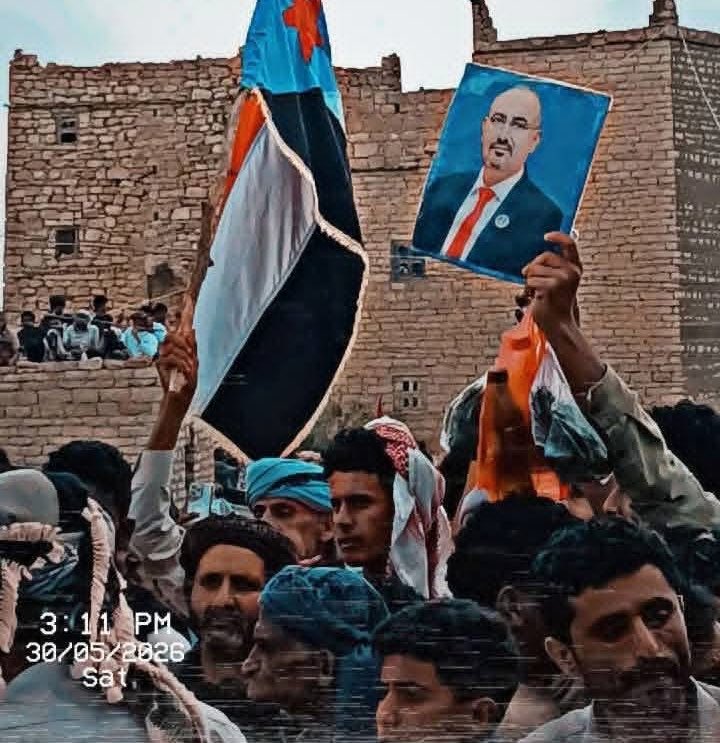 Adelalhasanii's tweet photo. سافرت إلى دول كثيرة، وما إن تدخل بلداً من البلدان إلا وتجد أبناء يافع حاضرين فيها، بصمتهم واضحة، وأثرهم ممتد عبر الزمن.

ويافع منطقة يمنية حميرية أصيلة، لها تاريخ عريق ومواقف مشهودة منذ فجر الإسلام، شأنها شأن بقية مناطق اليمن التي أنجبت الرجال وصنعت المآثر.

لذلك فإن اختزال تاريخ يافع العظيم في نجمة الحزب الاشتراكي الدموية، أو ربطها بشخص هارب في أبوظبي ، لا يليق بمكانتها ولا بتاريخها ولا برجالها.

هذه نصيحة أقدمها، وإن كنت أعلم أن الغوغاء لن يقبلوها، لكنها موجهة إلى عقلاء يافع، وهم الأغلبية الصامتة التي يُراد تغييبها، بينما يجري تصدير النطيحة والمتردية ليتحدثوا باسم تاريخ أكبر منهم جميعاً.

يافع أكبر من الأشخاص، وأكبر من الأحزاب، وأكبر من المشاريع المؤقتة، وستبقى جزءاً أصيلاً من اليمن وتاريخه وحضارته .

#عادل_الحسني
