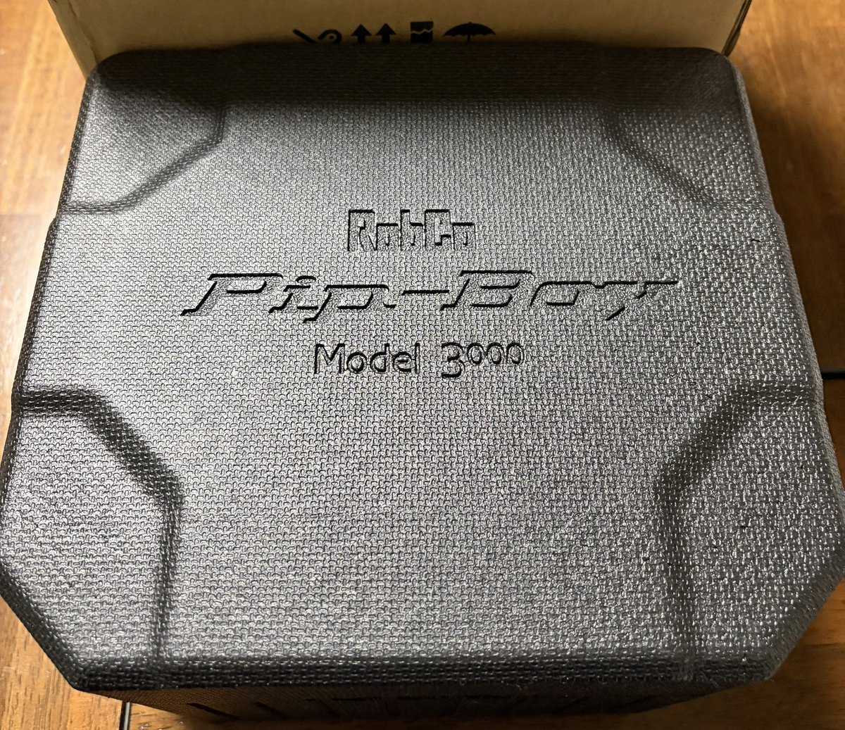 mccoys810's tweet photo. 今日、夢にまで見たPip-Boy3000Aが無事到着した
このPip-Boyはシリーズ通して1番好きで、尚且つ自分の手で動かせるのを待ち望んでいたので弄った瞬間途轍もない満足感を得た
ちゃんとfo3とNVの切り替えで武器やアイテムの内容データも変わるし、フラッシュライトが付くのに驚いた
#fallout3
#falloutNV https://t.co/eEVYRrS88I