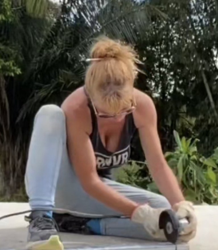 HandyGingerGal's tweet photo. Once again, the pearl clutching men need to be reminded that working on a farm in the tropics is HOT, and my b00bs are not something I can just remove to cater to their sensitivities.
A tank top is my uniform. Feel free to block if this bothers you. https://t.co/lYIdcHu5JV