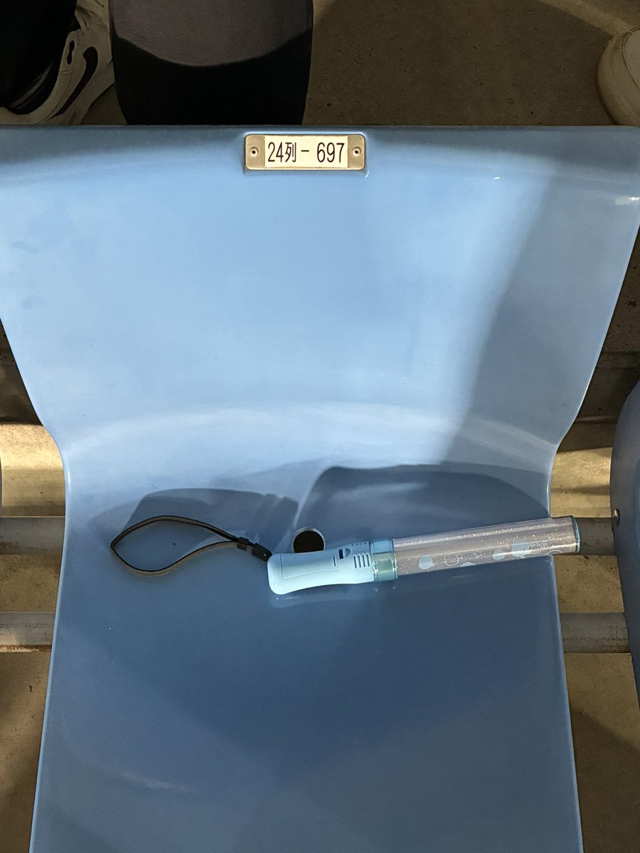 miki13_misao15's tweet photo. 川崎フロンターレ vs サンフレッチェ広島
こちらのお座席の方〜
ペンライトお忘れですぅ!!
総合案内所に座席番号伝えて
届けてあります
届いてくれ!
#frontare https://t.co/wMYAsjajZZ