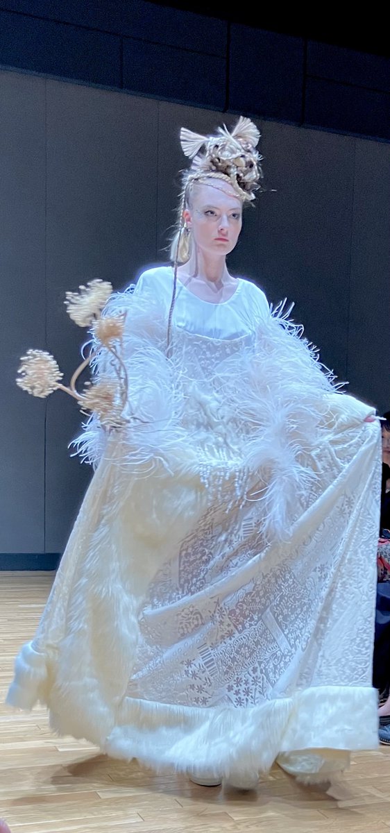 k_a_o_r_u_n's tweet photo. ◾️6/6 HAKUYO MIYA PARIS
10TH ANNIVERSARY COLLECTION
TOKYO COLLECTION 2026@青山スパイラルホール

生まれて初めて見るファッションショー。

ふわぁー✨✨✨✨✨

世の中のかわいいや素敵やキレイが全部ここに集ってる？
一生分の華やかさを目にしたと思う。
楽しくて夢のようだった。
まさか生きている間に、ミランダやアンディの気分を味わえるとは！！

最後に登場した宮白羊さんのちょっとテレたようとてもうれしそうな笑顔✨✨
眩しくて美しかった。