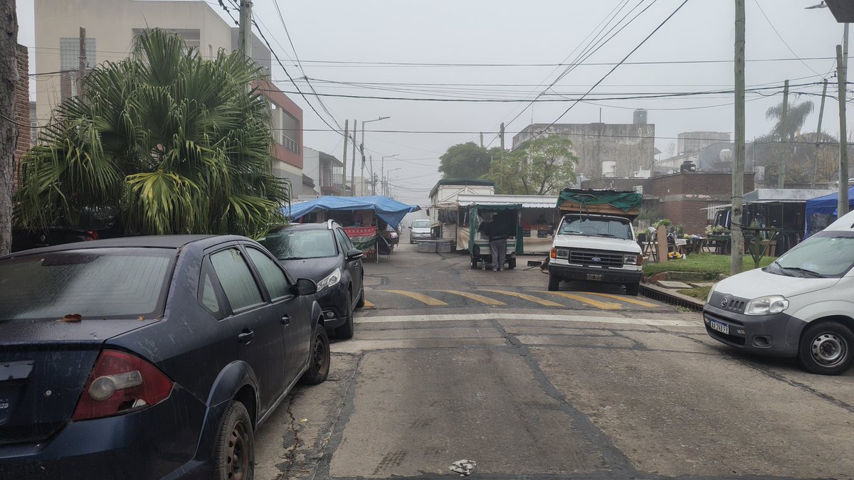 sebans88's tweet photo. @gestion_a no puede ser q haya ferias q no sólo corten la calle donde están, sino que también corten los cruces de la calle, como la feria de cangallo 1300, que corta también el cruce de tres sargentos. No cuesta nada que dejen libre la esquina https://t.co/t8UMrJg8Oh