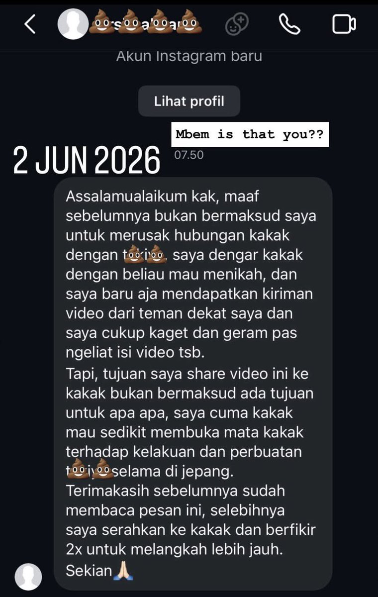 LambeSahamjja's tweet photo. Guys, tadi gue baca cerita yang jujur bikin merinding.

Bayangin aja, 7 tahun pacaran. 2 tahun tunangan. Undangan mungkin udah disebar, vendor udah dibayar, keluarga besar udah siap datang.

Terus tiba-tiba H-3 nikahan batal.

Bukan karena beda prinsip. Bukan karena masalah ekonomi. Bukan juga karena restu orang tua.

Tapi karena ada seseorang yang ngirim DM dan ngebongkar fakta yang selama ini disembunyiin.

Katanya selama persiapan nikah, si cowok ternyata hidup bareng perempuan lain selama berbulan-bulan.

Yang bikin gue mikir, kadang kita suka sedih kalau hubungan lama berakhir. Padahal yang lebih serem adalah hubungan yang kelihatannya baik-baik aja, tapi ternyata isinya kebohongan dari awal sampai akhir.

9 tahun itu bukan waktu yang sebentar.

9 tahun itu bukan cuma soal kehilangan pasangan. Tapi kehilangan rencana, kehilangan mimpi, kehilangan masa depan yang selama ini udah dibayangin bakal dijalani bareng.

Makanya gue bisa paham kenapa banyak orang bilang lebih baik sakit karena tahu kebenaran sekarang daripada bahagia karena dibohongi seumur hidup.

Dan jujur aja, orang yang ngirim pesan itu mungkin dianggap tukang rusuh. Dibilang ikut campur urusan orang.

Padahal kalau informasi itu benar, bisa jadi dia justru menyelamatkan seseorang dari penyesalan yang jauh lebih besar setelah akad terucap.

apakah kejadian seperti ini bisa di tuntut secara hukum?