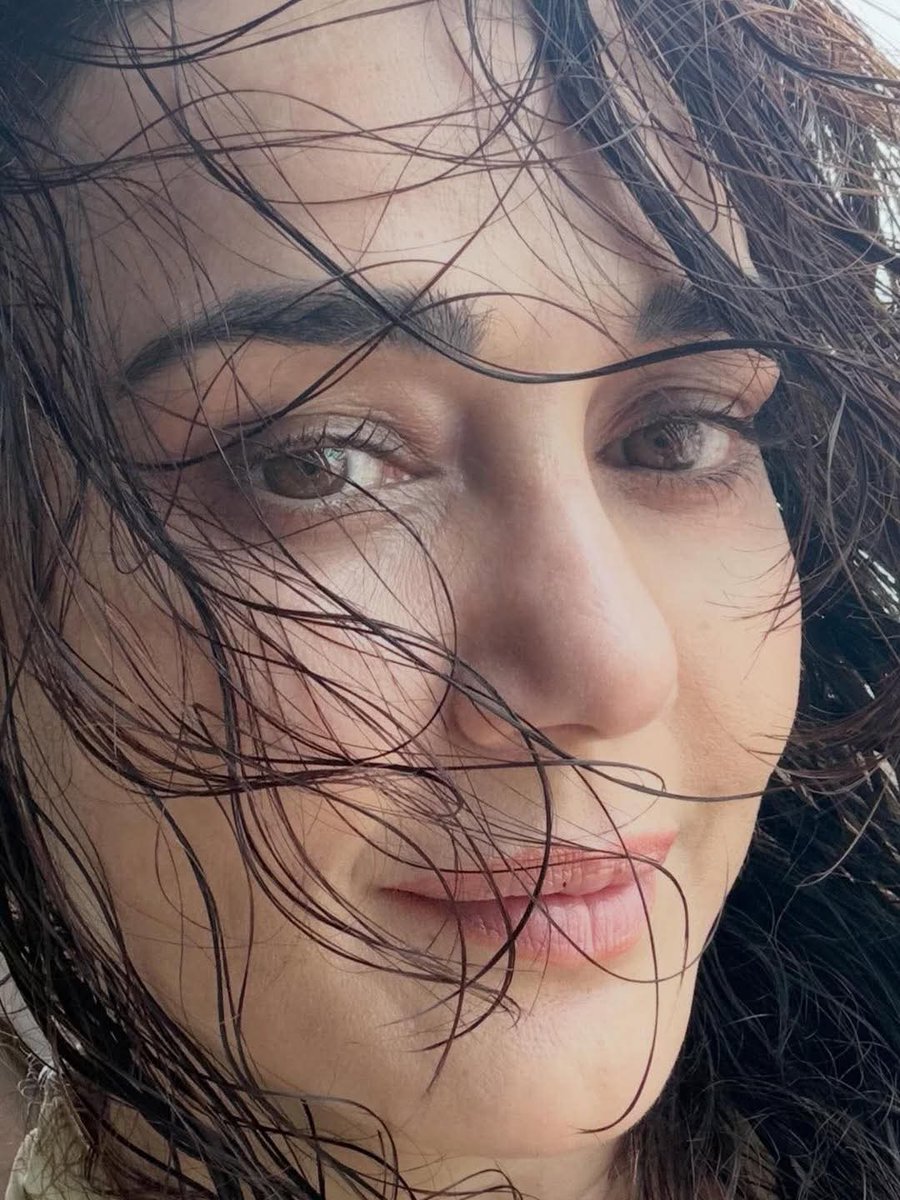 Mansura2441139's tweet photo. সৌন্দর্য সবসময় চোখে পড়ে না, অনেক সময় তা লুকিয়ে থাকে মানুষের সরলতায়। আর আভিজাত্য কোনো পোশাক বা অলংকারে নয়, প্রকাশ পায় মানুষের ব্যক্তিত্বে। যে মানুষটা ভেতর থেকে সুন্দর, তার উপস্থিতিই সবচেয়ে বড় সৌন্দর্য।
#GoodEvining🍂
#Simplicity ☘️
#Personality ☘️ https://t.co/TpVmyHOqRx