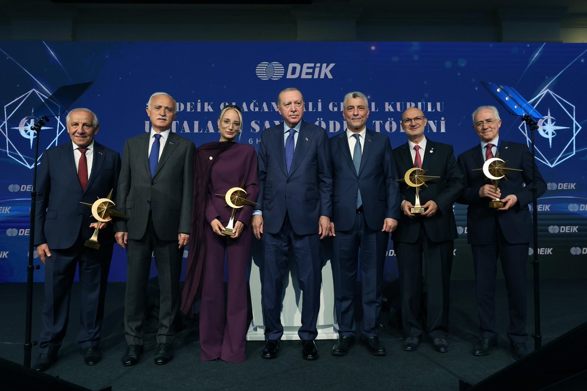 Akparti's tweet photo. "Gelişmiş ülkeler dahil dünyanın tamamını etkileyen sancılı atmosfere rağmen Türkiye olarak büyümemizi 23 çeyrektir kesintisiz sürdürüyoruz."

Cumhurbaşkanımız Sayın Recep Tayyip Erdoğan, DEİK 39. Olağan Mali Genel Kurulu ve Ustalara Saygı Ödül Töreni programına katıldı. https://t.co/FqbGSSsHKn