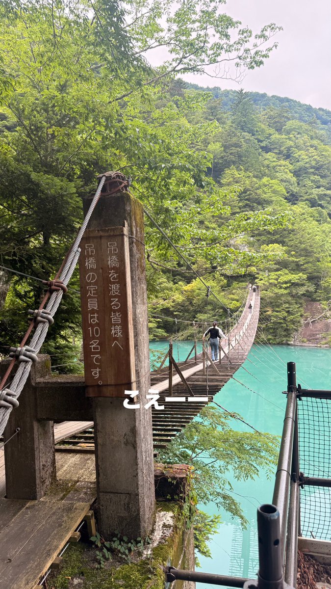 Rol2x's tweet photo. 着色料入ってる？ってくらい青い川 https://t.co/d4hui9tluE