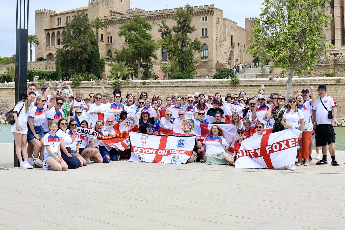 Creativejoy_em's tweet photo. Fan meet up photo 📸 

Shot for @FreeLionesses ⚽️ https://t.co/XXf3SqIoDt