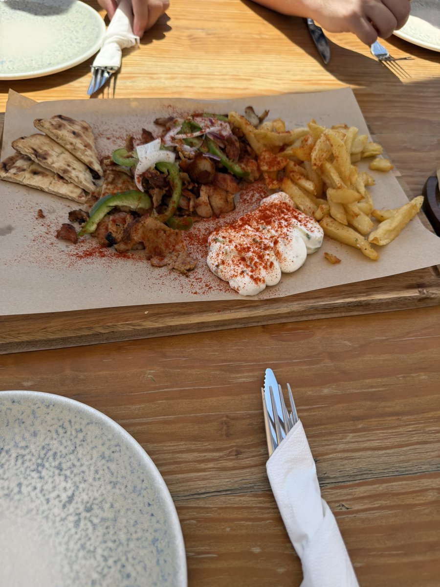 BrettCranfill's tweet photo. My lunch view in Santorini. https://t.co/RzAFYEBy8Q