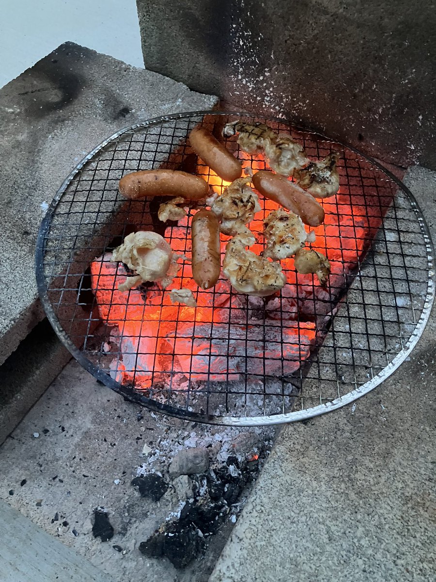 Sishou19's tweet photo. 久しぶりに炭火で燻製したんですよ、なぜならベーコン作ったから。まぁこのやり方が邪道っていう人もいるかもしれないですけど、残った日でプチBBQ的な事出来るから自分はこのスタイルが好きですね。ちなみに久しぶりに作ったベーコンはめちゃんこ美味かった https://t.co/BPLKDBT2BQ