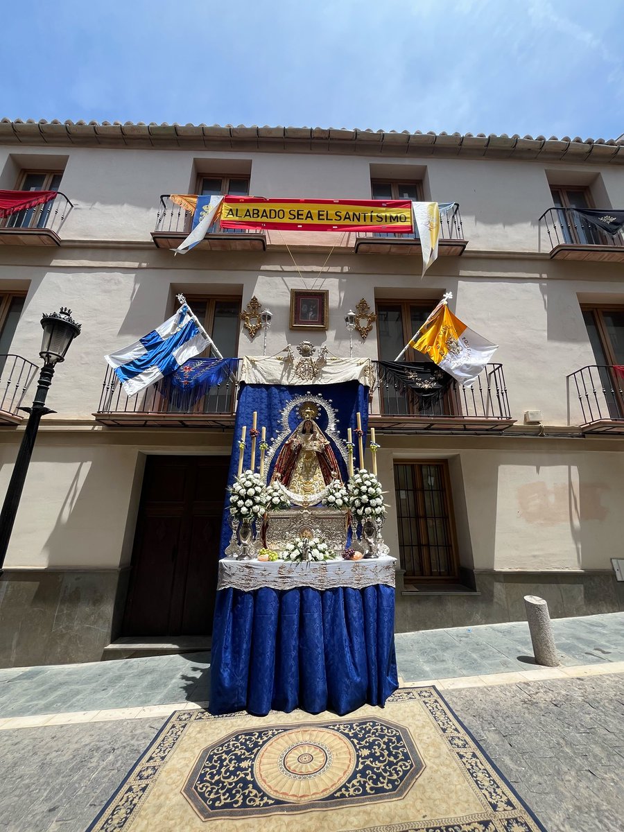 HuertoMamparaos's tweet photo. Con motivo de la Solemnidad del Corpus Christi y debido al cambio de recorrido de la procesión, que este año discurre por delante de nuestra sede, la Cofradía ha levantado un altar efímero para honrar la presencia de Jesús Sacramentado por nuestras calles.

El altar está presidido por una réplica de María Santísima de la Cabeza, luciendo para la ocasión parte del ajuar cedido generosamente por la Hermandad de la Cabeza, a quien agradecemos igualmente la cesión del antiguo resplandor de la Santísima Virgen.

Asimismo, la composición cuenta con una pequeña imagen de San Francisco de Asís, como cariñoso recuerdo al 800 aniversario de su tránsito y como muestra de la espiritualidad franciscana que forma parte de la historia y esencia de nuestra Cofradía.

#SerDelHuerto #CofradíasVM #CofradíasMLG
