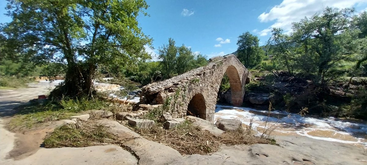 meteocadi's tweet photo. 👉El pont de Sant Martí de Merlès ha patit grans desperfectes a causa dels aiguats de dijous. Un pont gòtic dels segles XIV-XV https://t.co/P8HQYX17mc