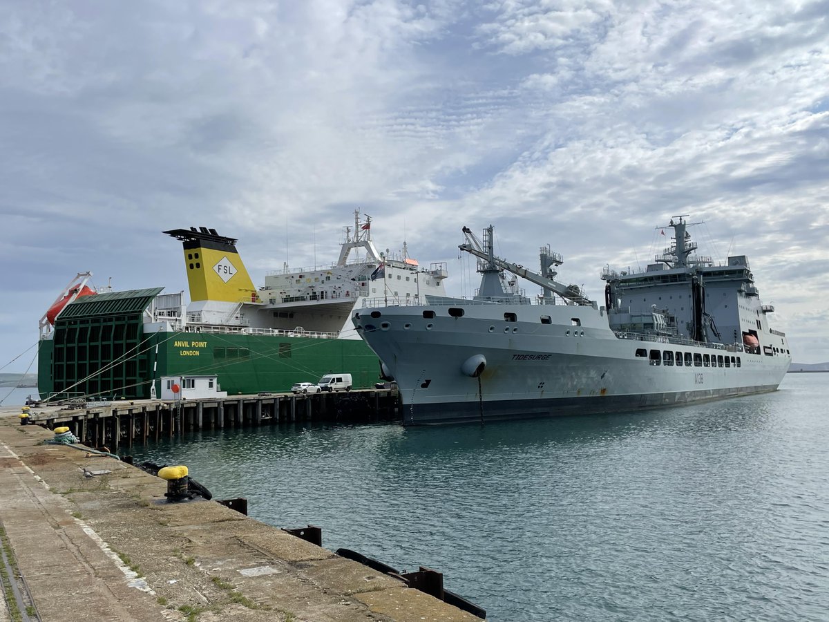 Springbok1973's tweet photo. SEALIFT¡

(No hay victoria sin marina mercante)

Reino Unido no habría recuperado las Falklands sin los casi 60 buques mercantes requisados para la labor logística. Es una de las razones de porqué si no tienes marina mercante, no tienes poder naval.

Los British aprendieron la lección de Malvinas respecto a tener suficiente flota mercante propia, factible de ser STUFT (Ships Taken Up From Trade) expropiada, para dar respuesta a necesidades logisticas - #Sealift.

Este es el RO-RO M/V ANVIL POINT 🇬🇧, IMO 9248540, un poderoso Roll-on Roll-off que forma parte de un batch de 6 buques muy similares que se construyeron por un concurso del MoD.

Estos buques de aspecto civil, alternan RFA crew & civiles en fletes logísticos.

Cuando bajan a Ascension Island - Falklands, alguna vez evitan el reporte en DST entre Canarias. Suelen llevar equipo militar - IMO 1, y mucha logística para el destacamento de Malvinas. En unas semanas lo veremos de vuelta.

En su report en DST suelen reportar 

https://t.co/wDkTlJwjBl

También los hemos visto llevando equipo militar a Ucrania que se descarga en Polonia, Grecia, o Alemania.

M/V ANVIL POINT 🇬🇧
M/V HURST POINT 🇬🇧
M/V HARTLAND POINT 🇬🇧
M/V EDDYSTONE 🇬🇧
M/V BEACHY HEAD 🇸🇬 (Gov)
M/V LONGSTONE (CIVIL)

¿Serian objetivos militares legítimos?

Absolutamente, pues se trata de situaciones muy similares a la del mercante SS ATLANTIC CONVEYOR 🇬🇧 echado a pique por dos #Exocet argentinos al NE de Malvinas con carga militar. Mercantes "reclutados"  para fines logísticos que conferirían una ventaja logística para el beligerante. 

Es la versión British de los #KalashnikovLines que les hemos contado en @REjercitos ⬇️

https://t.co/oABxS6xduk

https://t.co/61yYMRur3t

https://t.co/BOqTOzUbqh

#Sealift #Malvinas #Falklands #Eddystone #HurstPoint #AnvilPoint #HartlandPoint @cosasmilitares0 @will_pulido @REjercitos #AtlanticConveyor #FalklandsWarShips