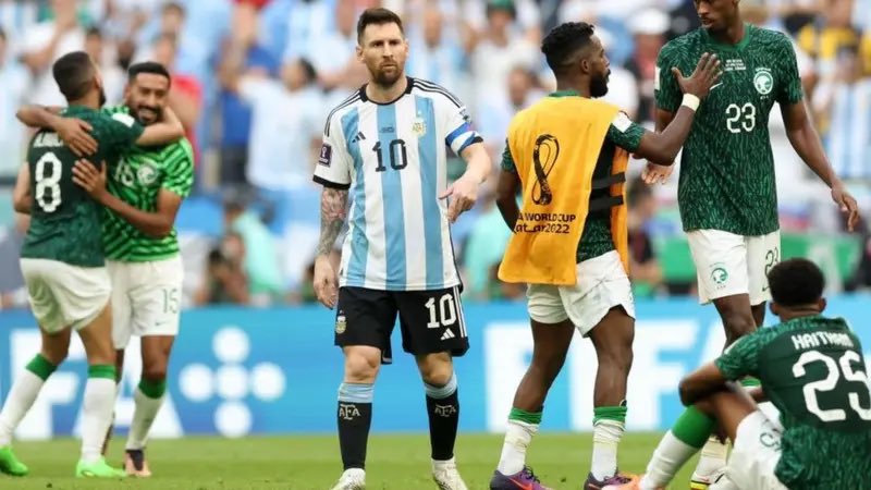 khalidjassem74's tweet photo. قصة عربية خالدة في كأس العالم قطر 2022 … السعودية والأرجنتين 🇸🇦🔥🇦🇷

قبل بداية المونديال، ما أحد كان يتوقع إن المنتخب السعودي يقدر يوقف قدام الأرجنتين بقيادة ميسي

المباراة بدأت بهدف أرجنتيني، والكل توقع إن الأمور بتمشي بشكل طبيعي ..

لكن مع بداية الشوط الثاني تغير كل شيء

سجل صالح الشهري هدف التعادل، وبعد دقائق أطلق سالم الدوسري تسديدة تاريخية سكنت الشباك، معلناً تقدم الأخضر 2-1💚🔥

صمد المنتخب السعودي حتى صافرة النهاية، وحقق واحداً من أكبر الانتصارات والمفاجآت في تاريخ كأس العالم.
